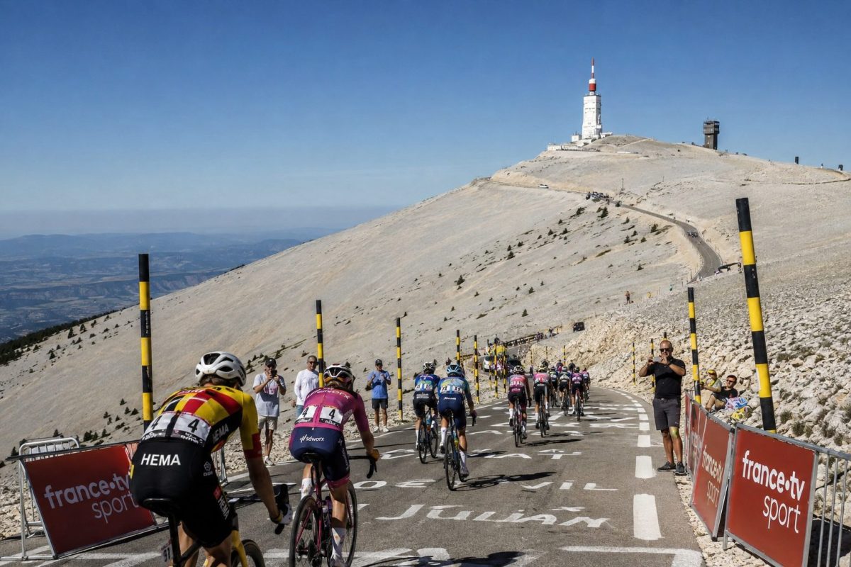 Les coureuses du Tour de France féminin 2026 dans l'ascension du Mont-Ventoux