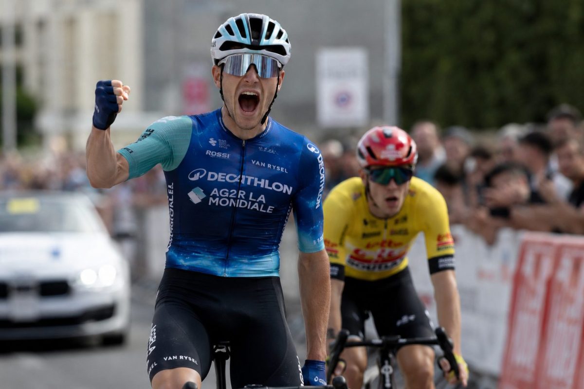 Un coureur victorieux sur une étape du Tour de l'Avenir 2026