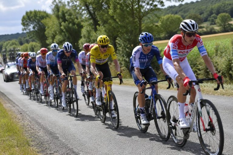 Peloton du Tour de l’Avenir 2026 lors de l’étape 4 entre Saint-Vallier et Semur-en-Auxois