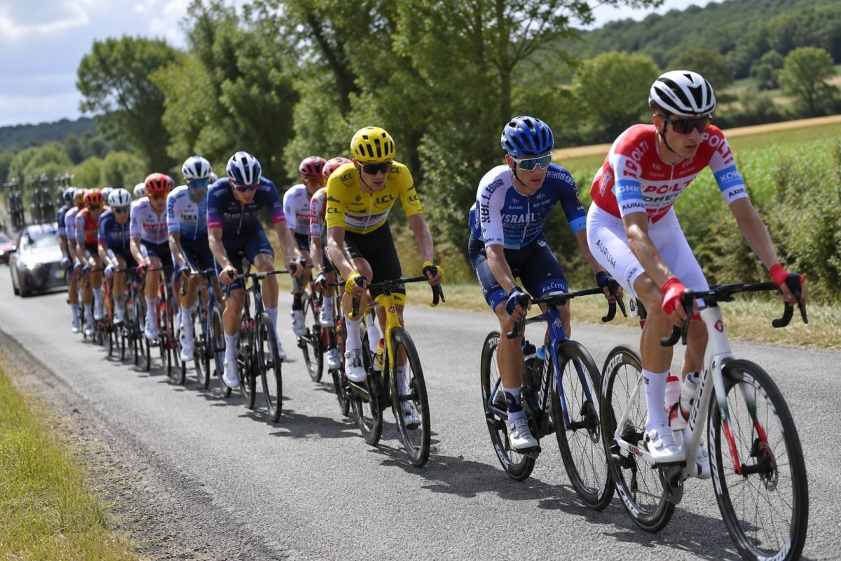 Peloton du Tour de l’Avenir 2026 lors de l’étape 4 entre Saint-Vallier et Semur-en-Auxois