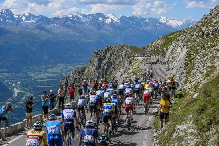 Le peloton du Tour de l'Avenir 2026