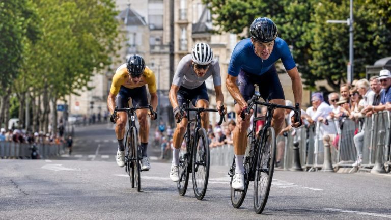 Des coureures cyclistes lors du Tour du Limousin à Limoges