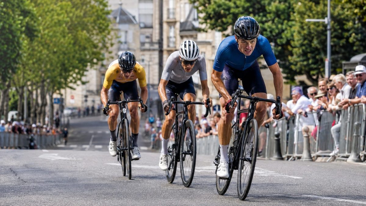 Des coureures cyclistes lors du Tour du Limousin à Limoges