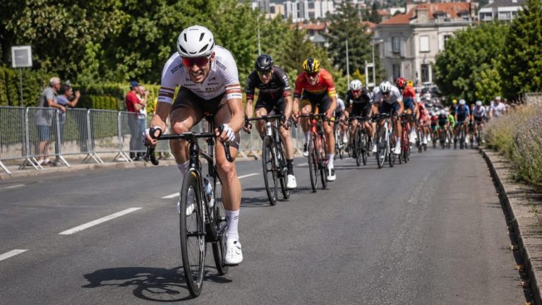 Coureurs de vélo en compétition intense