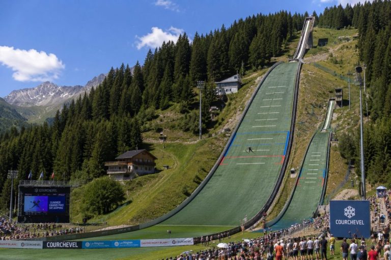 Le tremplin de saut à ski de Courchevel, utilisé lors de la coupe du monde de saut à ski d'été 2026