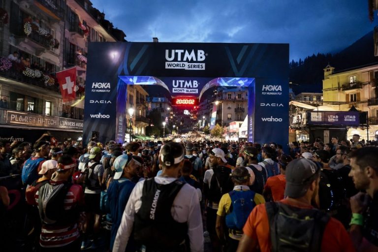 Coureurs au départ de l'UTMB dans l'obscurité