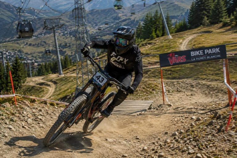 Un vététiste sur le bike park de Vars pour la Downhill Cup 2026