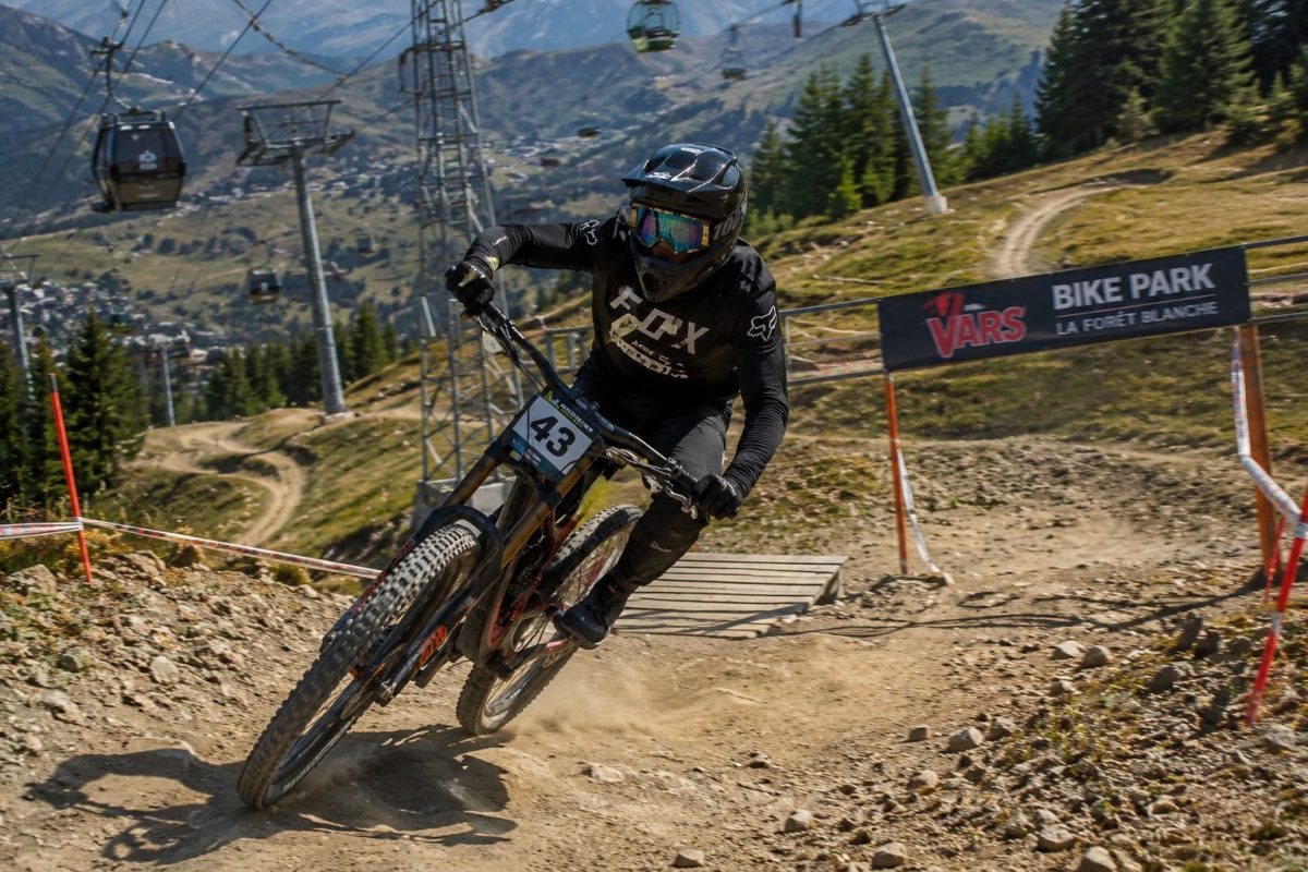 Un vététiste sur le bike park de Vars pour la Downhill Cup 2026