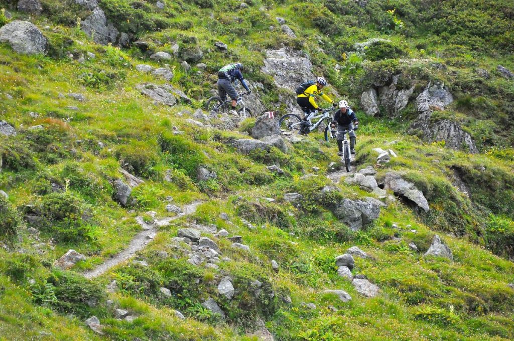 Trois vététistes sur un sentier de Verbier
