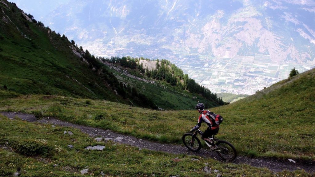 Un VTT en descente à Verbier