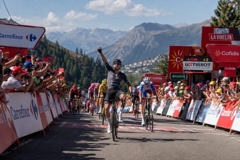 Arrivée en montagne de la 3e étape de la Vuelta 2026 à Font-Romeu avec un coureur victorieux devant le peloton