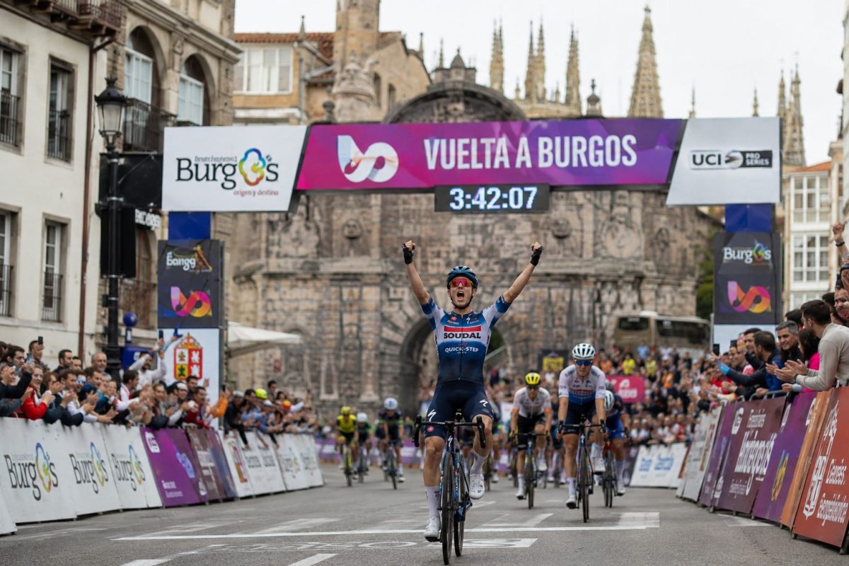 Un coureur à l'arrivée d'une étape du Tour de Burgos
