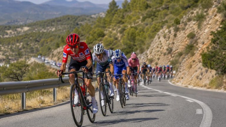 Peloton de la Vuelta 2026 dans les montagnes lors de l’étape 5 entre Falset et Roquetes