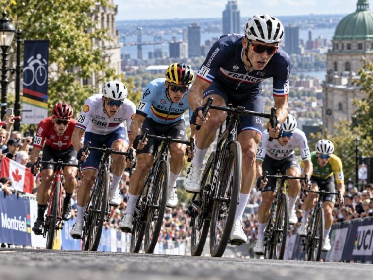 Coureurs en pleine ascension lors de la course en ligne juniors hommes des Mondiaux de cyclisme 2026 à Montréal