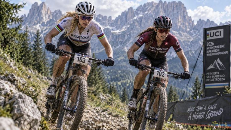 Deux concurrentes des championnats du monde de VTT Marathon 2026