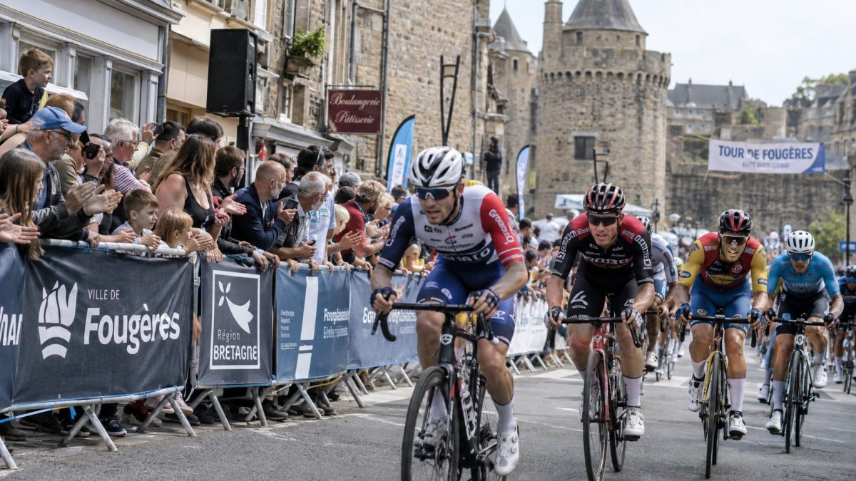Le peloton du Grand Prix de la ville de Fougère 2026