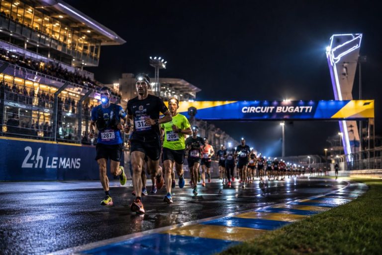 Des participants du Half Ekiden Run Aventure Le Mans 2026 de nuit