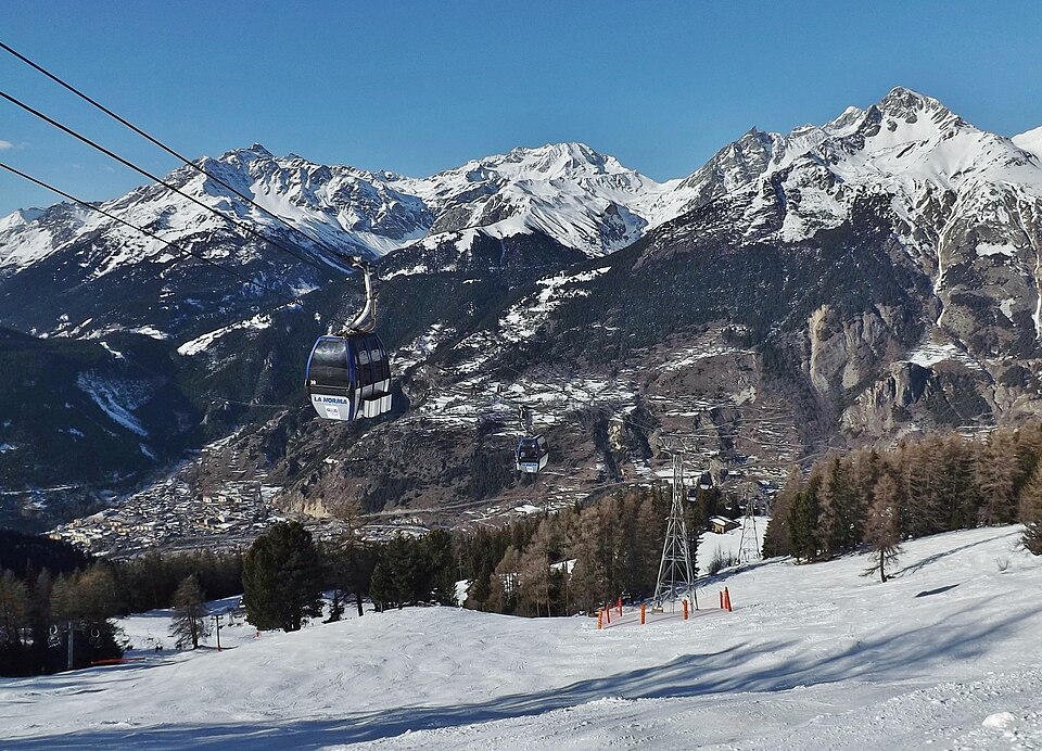 Télécabine et pistes à la Norma en hiver