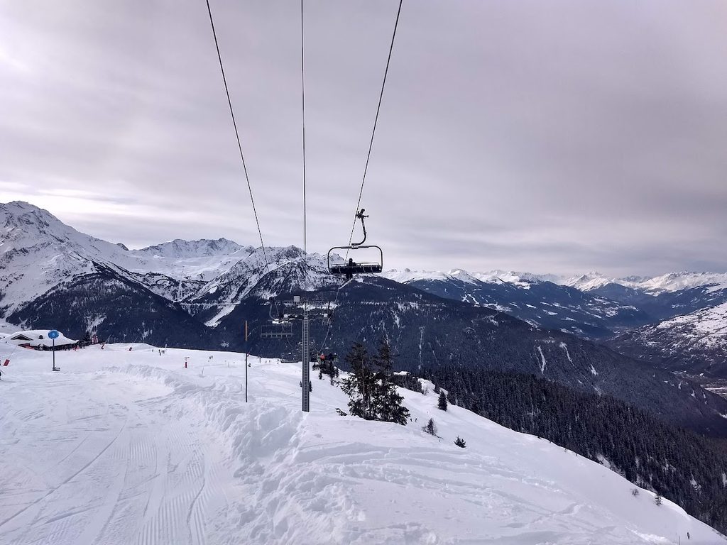 Le télésiège des Roches Noires à la Rosière et vue sur la vallée de la Tarentaise, les Arcs et la Plagne