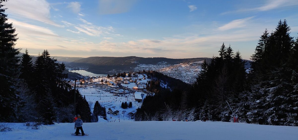 La piste du Tétras à Gérardmer, avec le lac au second plan