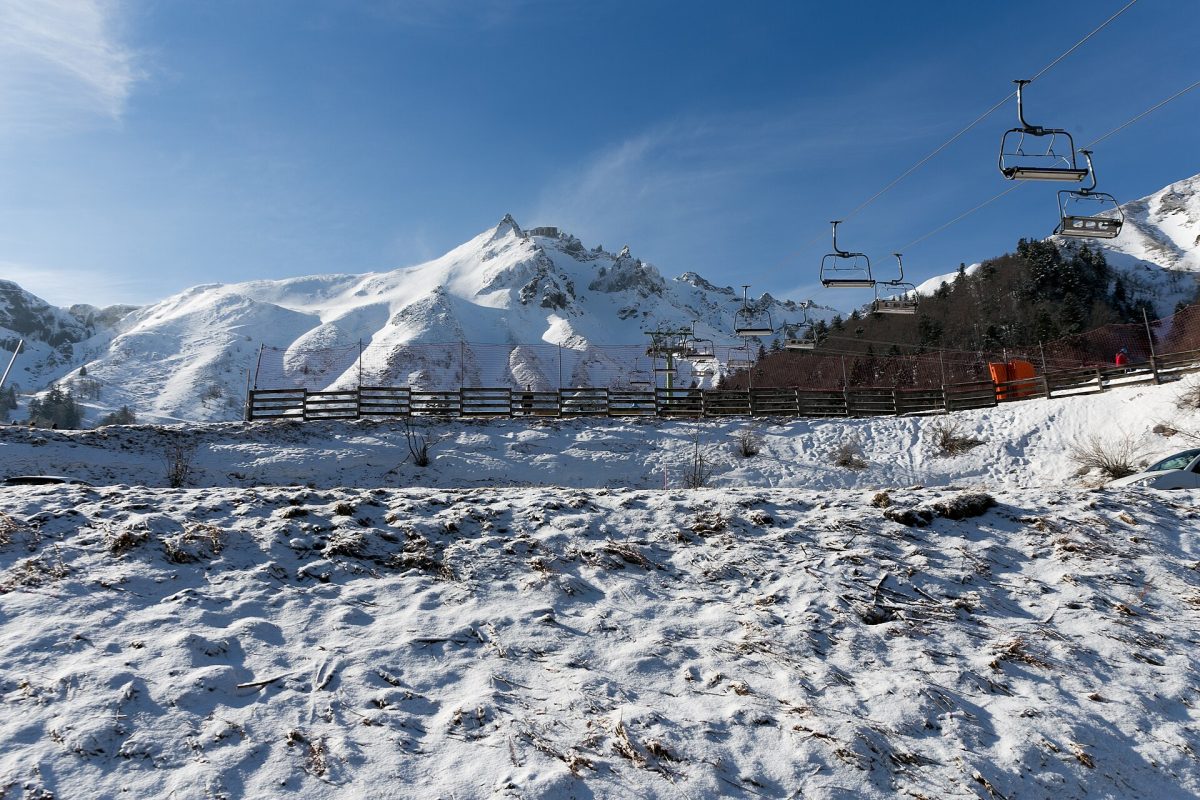 Un télésiège sur le domaine skiable de la station du Mont Dore