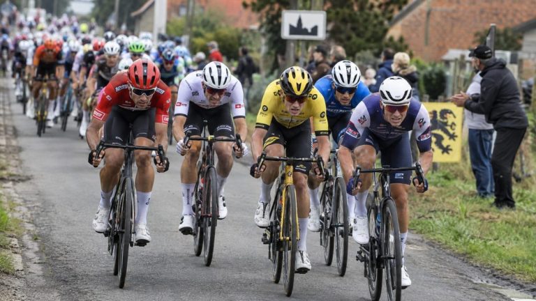 Le peloton de la Omloop van het Houtland 2026