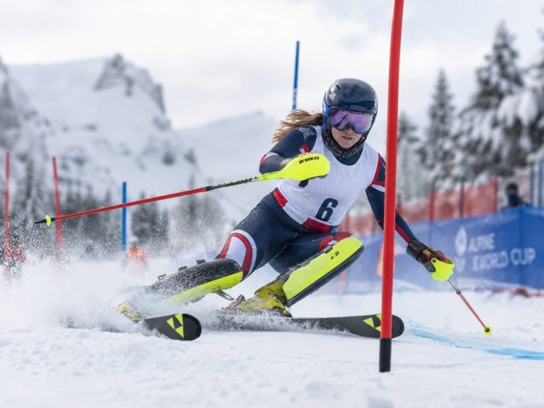 Une slalomeuse sur la piste de Levi, lors de la Coupe du Monde de ski alpin