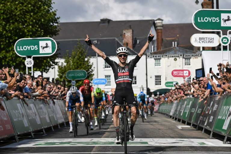 Un coureur victorieux lors de l'arrivée d'une étape du Tour de Grande-Bretagne 2026