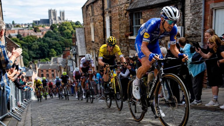 Des cyclistes lors du tour de Grande-Bretagne 2026 à Lincoln