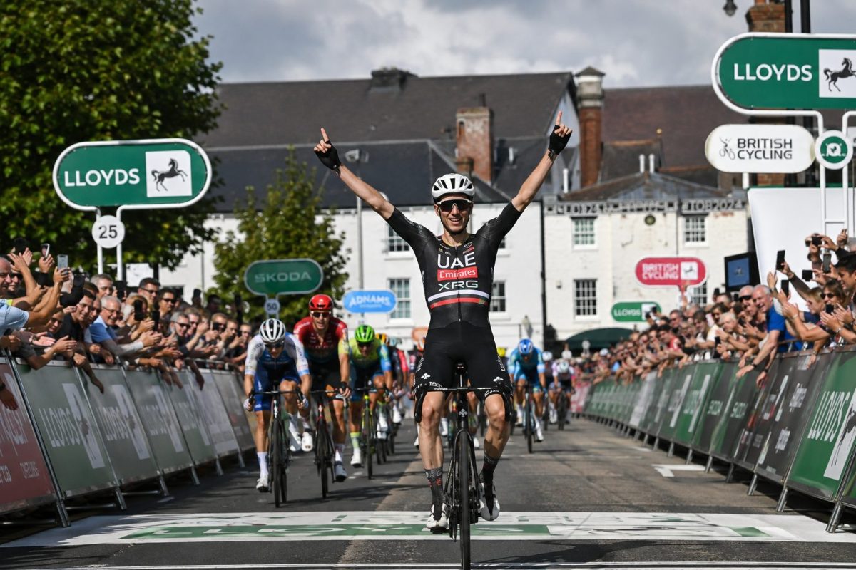 Un coureur victorieux lors de l'arrivée d'une étape du Tour de Grande-Bretagne 2026