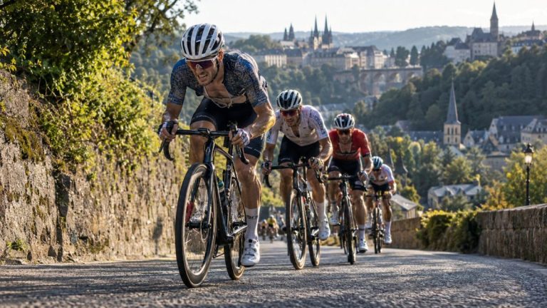 Le Tour du Luxembourg avec le peloton au premier plan