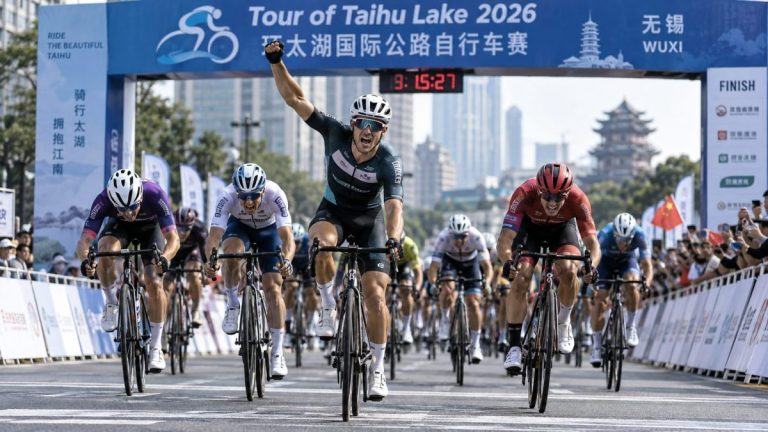 Taihu Lake 2026, avec le peloton qui franchir la ligne d'arrivée