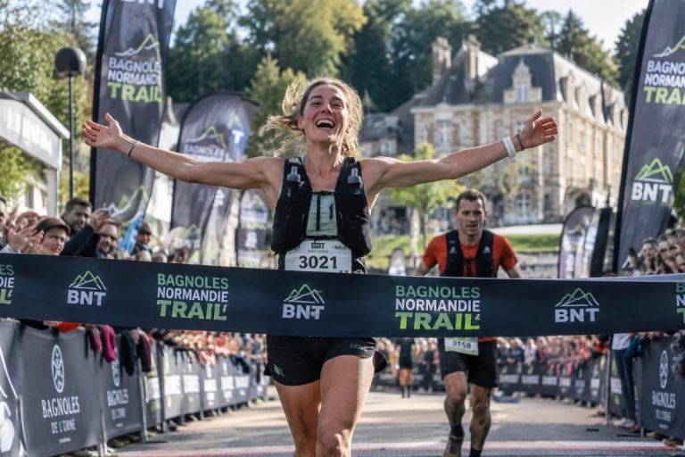 Une coureuse coupe la ligne d'arrivée du Trail de Normandie 2026