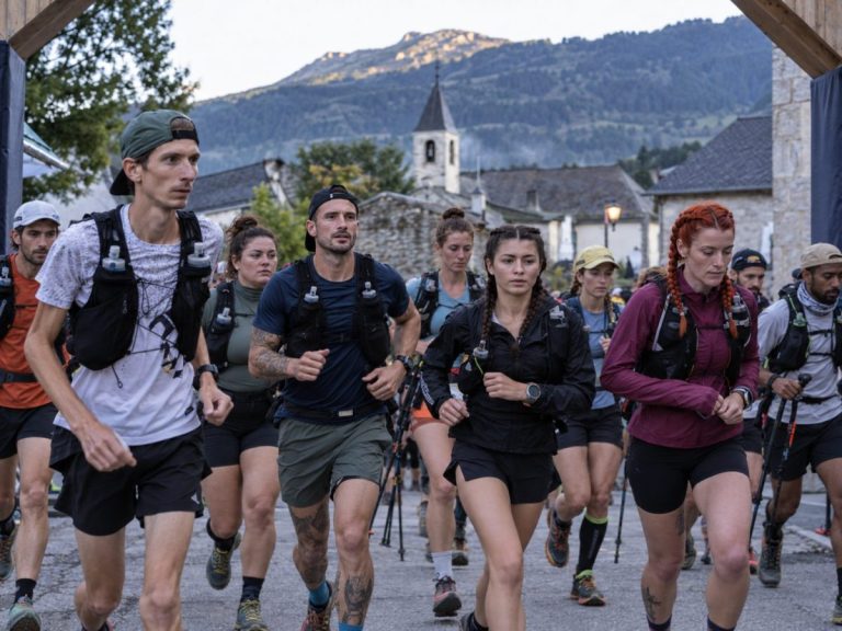 Départ de l’UTMJ Franco-Suisse 105 km 2026 avec plusieurs traileurs et traileuses dans le Jura