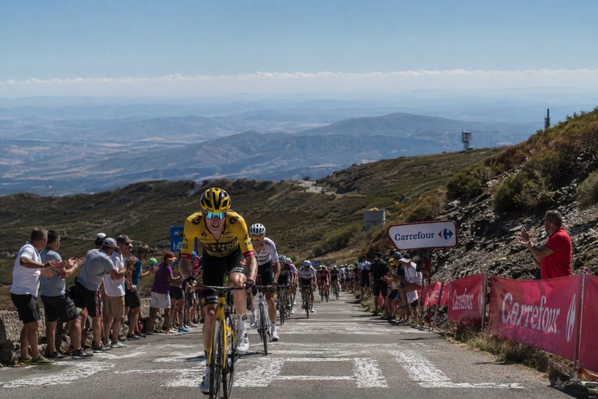 Cyclistes de la Vuelta 2026 dans l’ascension finale vers Calar Alto lors de l’étape 12 entre Vera et Calar Alto