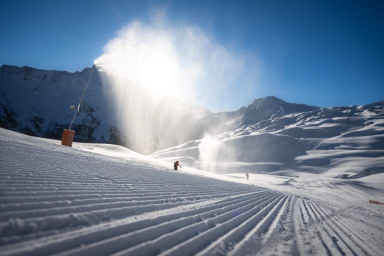 Les canons à neige en fonctionnement sur les pistes de la Plagne