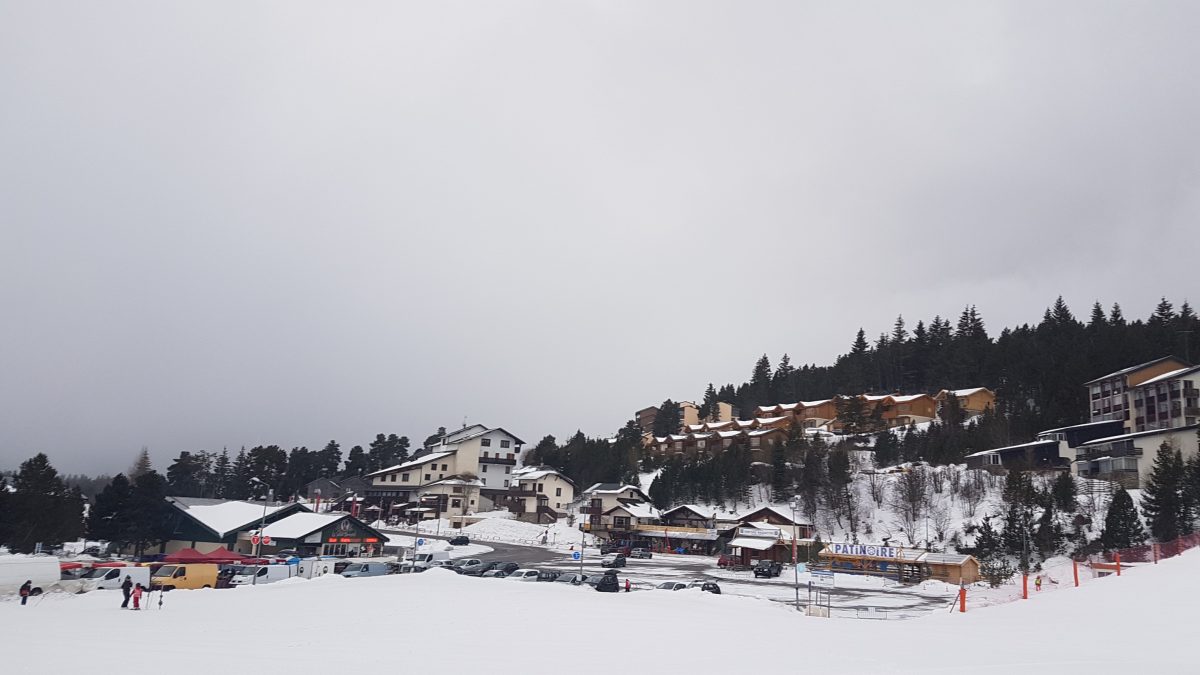 Domaine skiable de Font-Romeu Pyrénées 2000 enneigé en hiver au-dessus de Bolquère