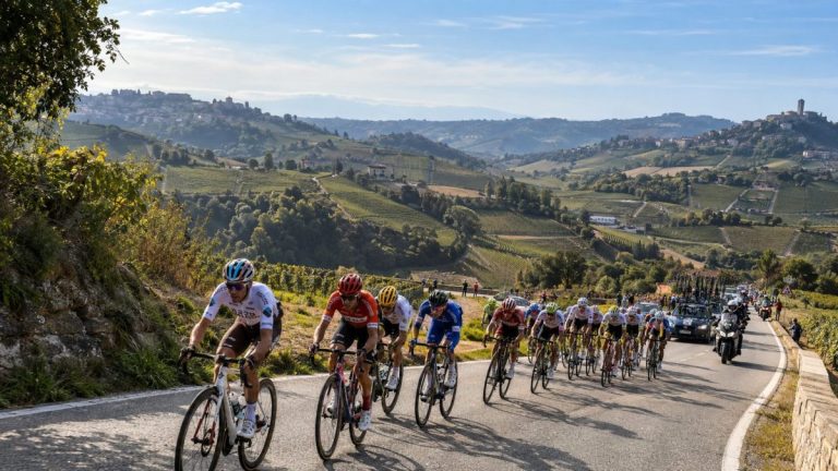 Peloton du Gran Piemonte 2026 en pleine ascension sur les routes vallonnées du Piémont en Italie, au milieu des vignobles.