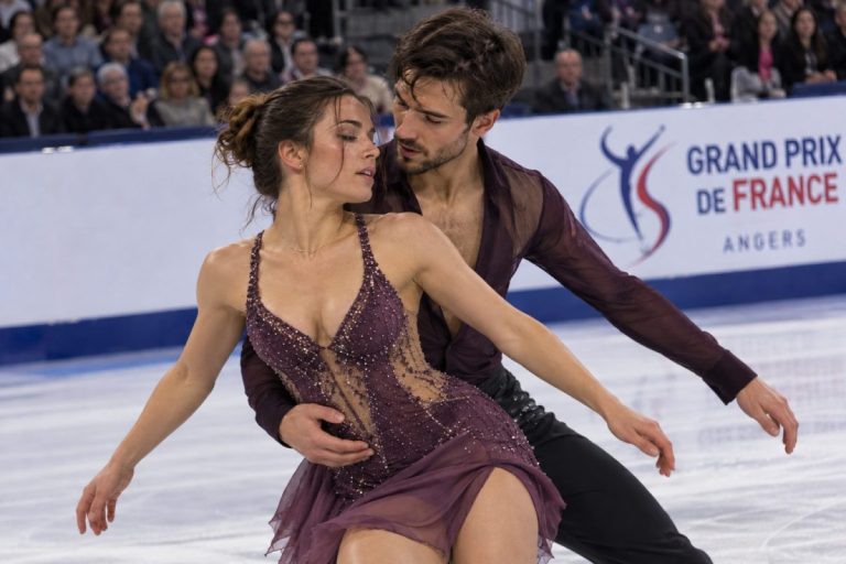 Couple de patineurs artistiques exécutant une figure de danse sur glace lors du Grand Prix de France de patinage artistique à Angers.