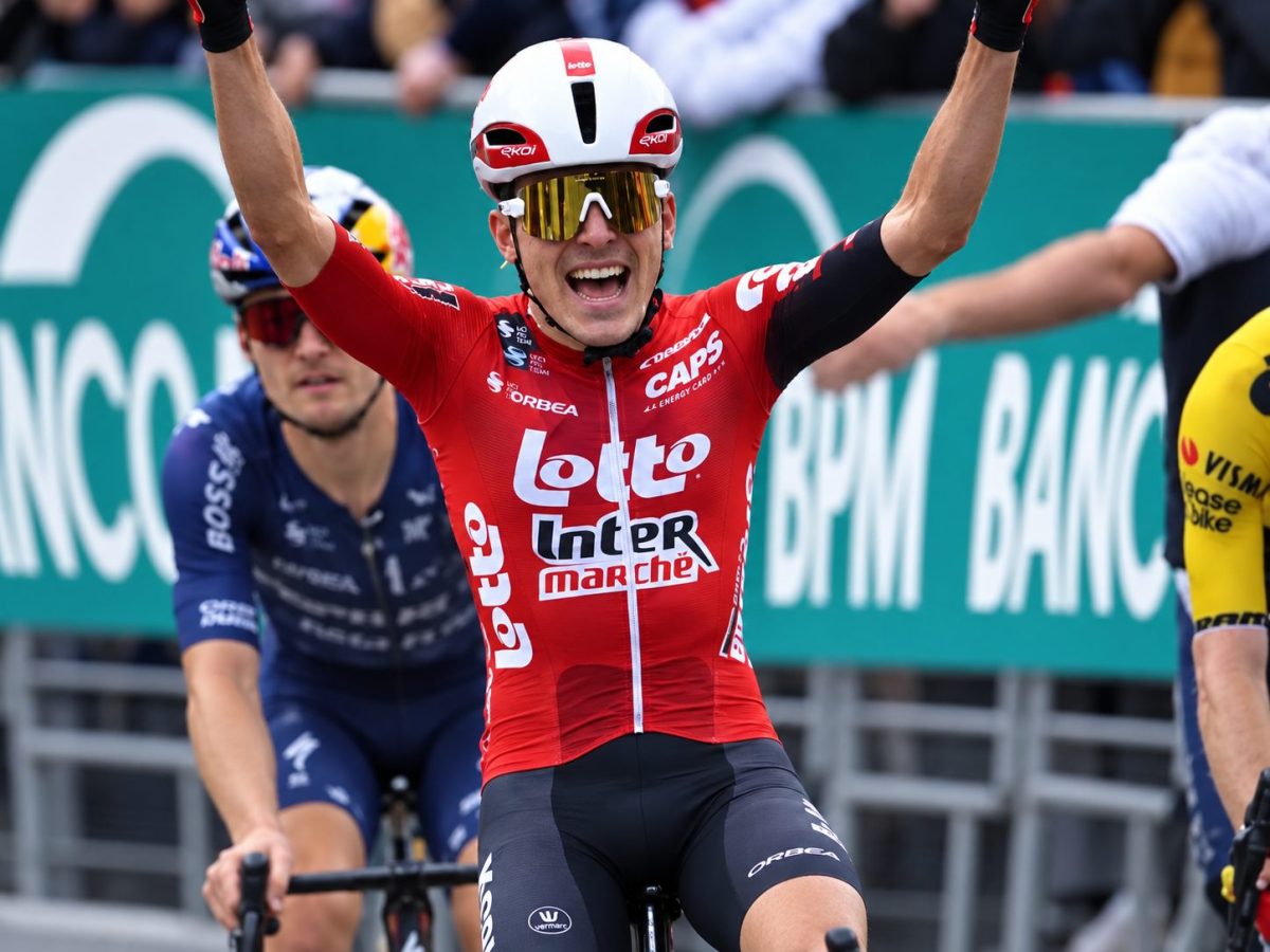Jarno Widar levant les bras à l’arrivée d’une course cycliste sous les couleurs de Lotto Intermarché.