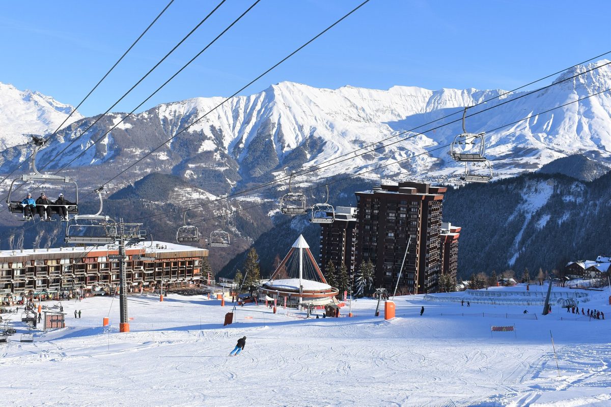 Le front de neige du Corbier avec les emblématiques Tours en hiver