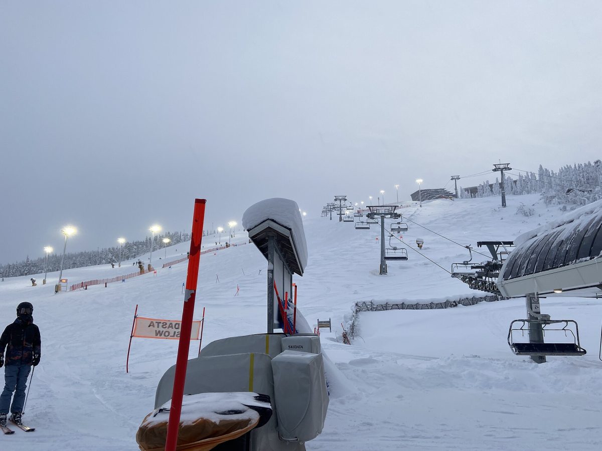 Piste de ski et télésiège à Levi en Laponie finlandaise en hiver