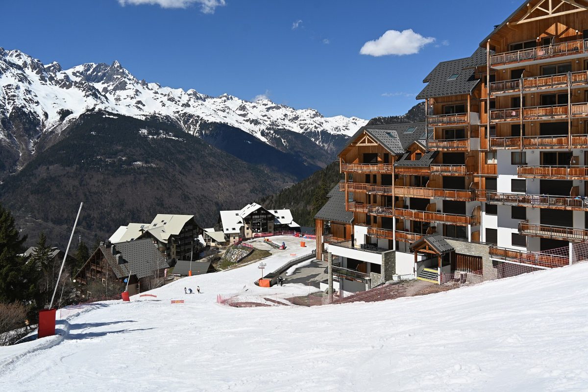 Station d’Oz 3300 enneigée en hiver avec les pistes et les résidences au pied du domaine skiable