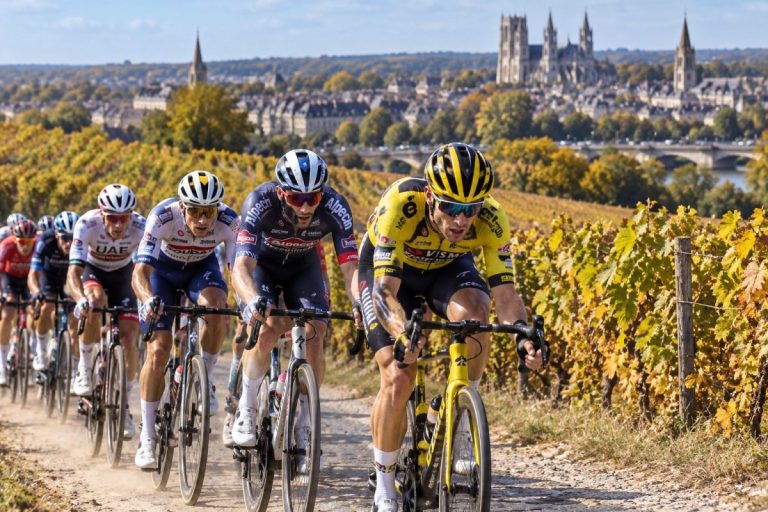 Le peloton du Paris-Tours 2026 en course