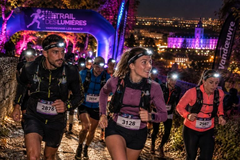 Traileurs du Trail des Lumières 2026 courant de nuit à la frontale sur les hauteurs de Villers-lès-Nancy