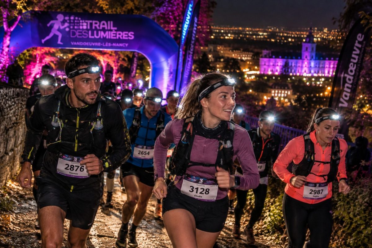 Traileurs du Trail des Lumières 2026 courant de nuit à la frontale sur les hauteurs de Villers-lès-Nancy