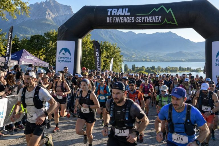 Départ du Trail de Faverges-Seythenex 2026 avec un grand peloton de coureurs au pied des montagnes au bord du lac