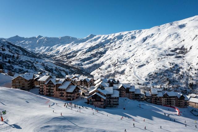 Front de neige de Valmeinier 1800 en hiver avec les pistes de ski